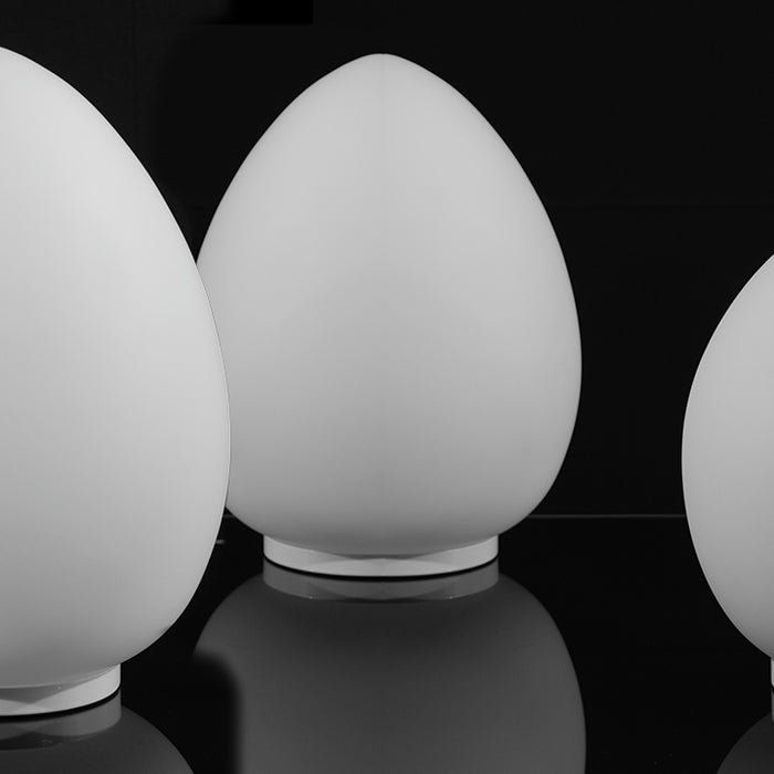 lampada da tavolo bianca a forma di uovo